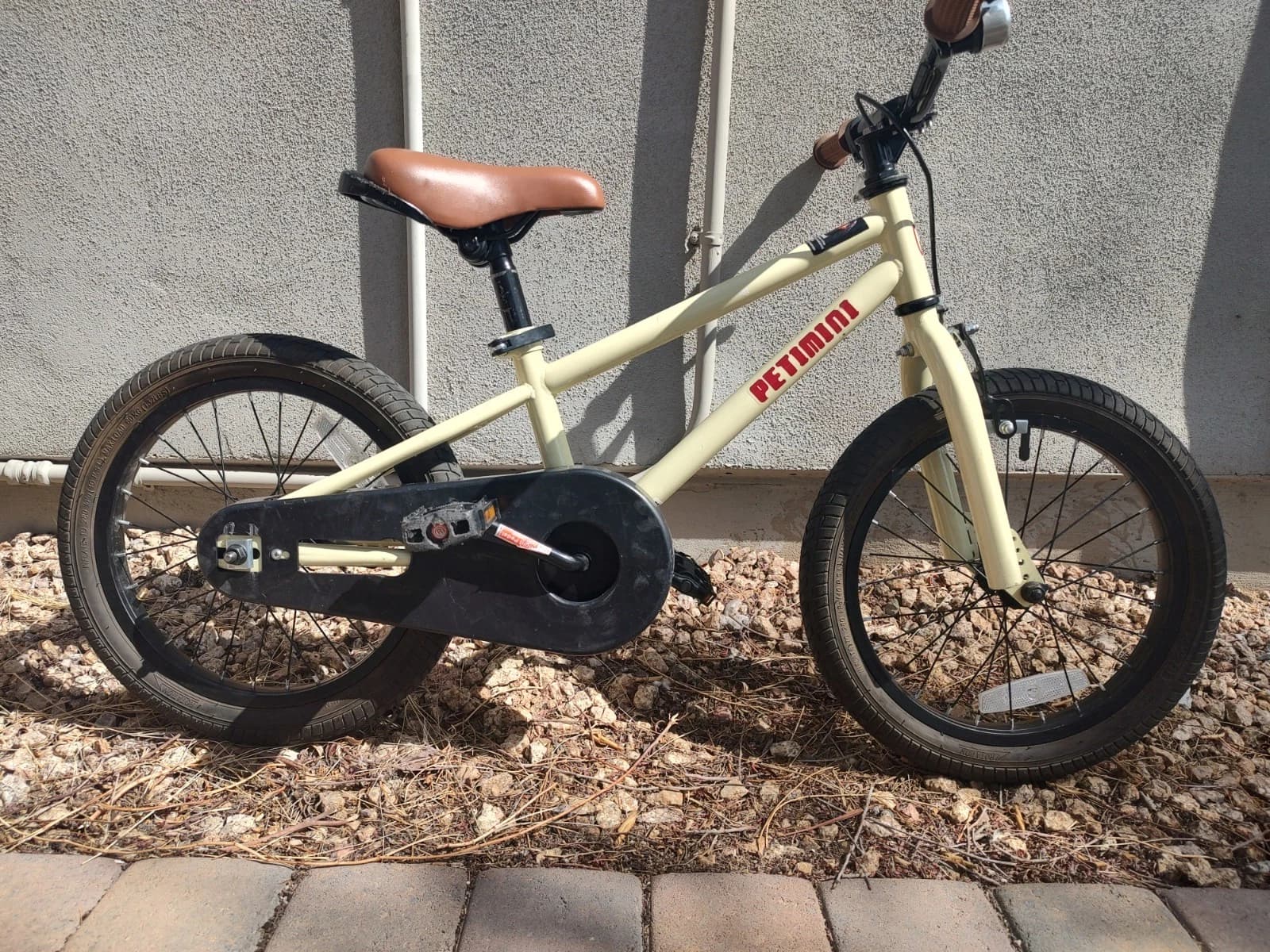 Very good condition mechanically and aesthetically. Low rise bar for an MTB feel. A few scuffs and scratches on the frame are barely noticeable.
